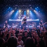 邦楽バンド楽曲の深層:歌詞メッセージ解説とライブ体験への影響